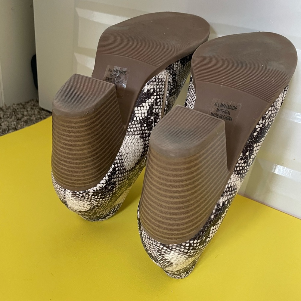 MVE Brown Snake Skin Patterned Ankle Booties. Size 8.5 - Picture 8 of 9
